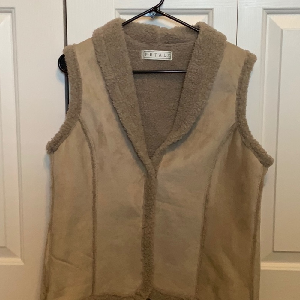 Suede like vest. Great condition. So cute